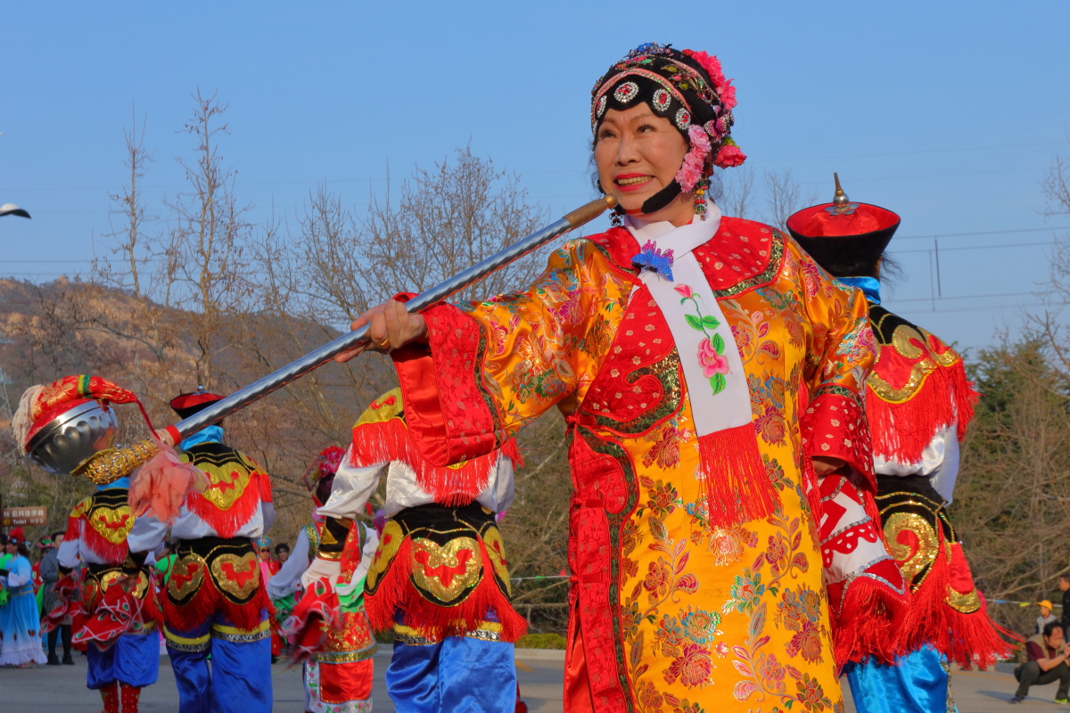 500人正宗东北大秧歌队在威海仙姑顶山门前汇演