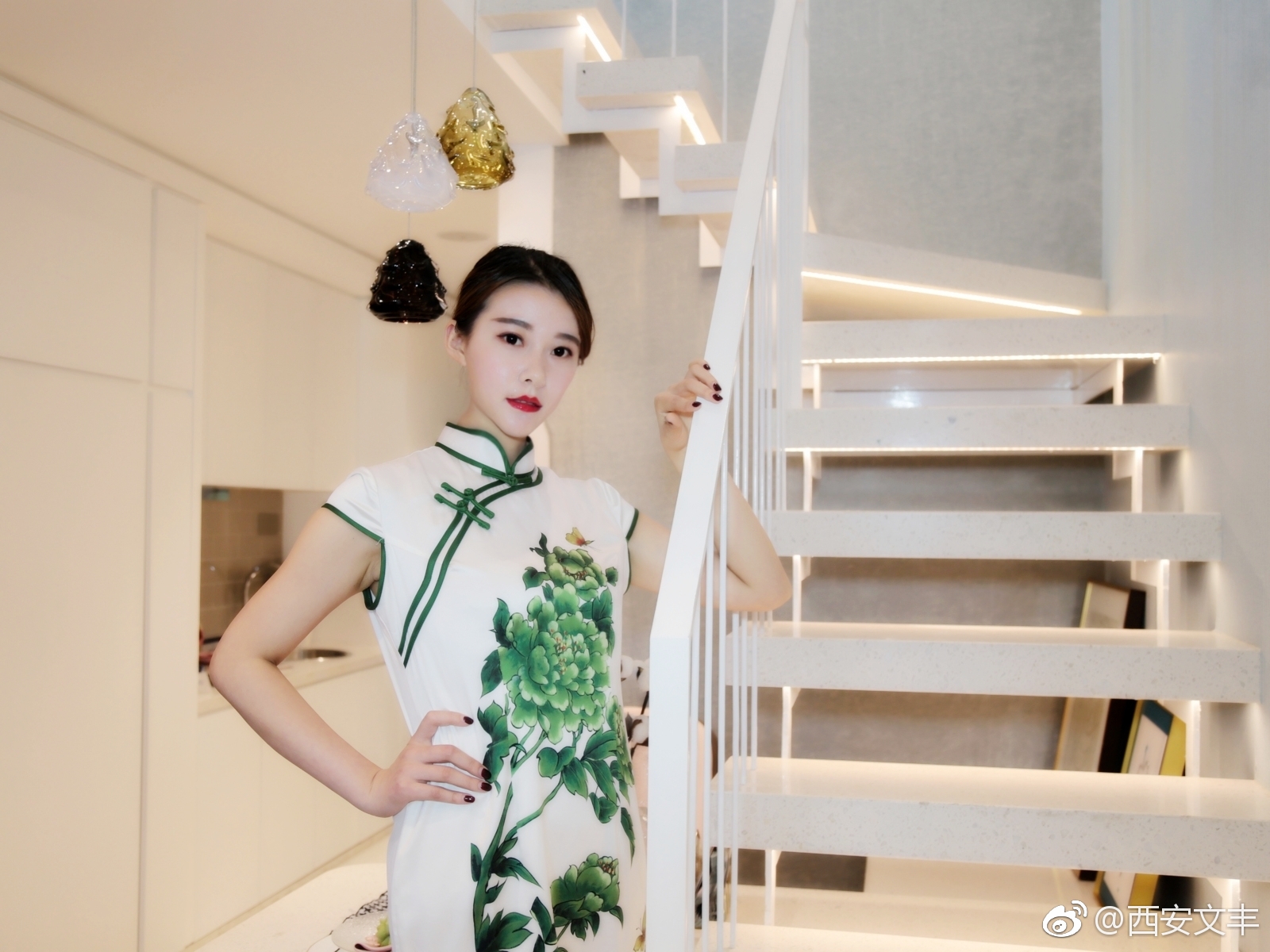 样板间里的旗袍美女