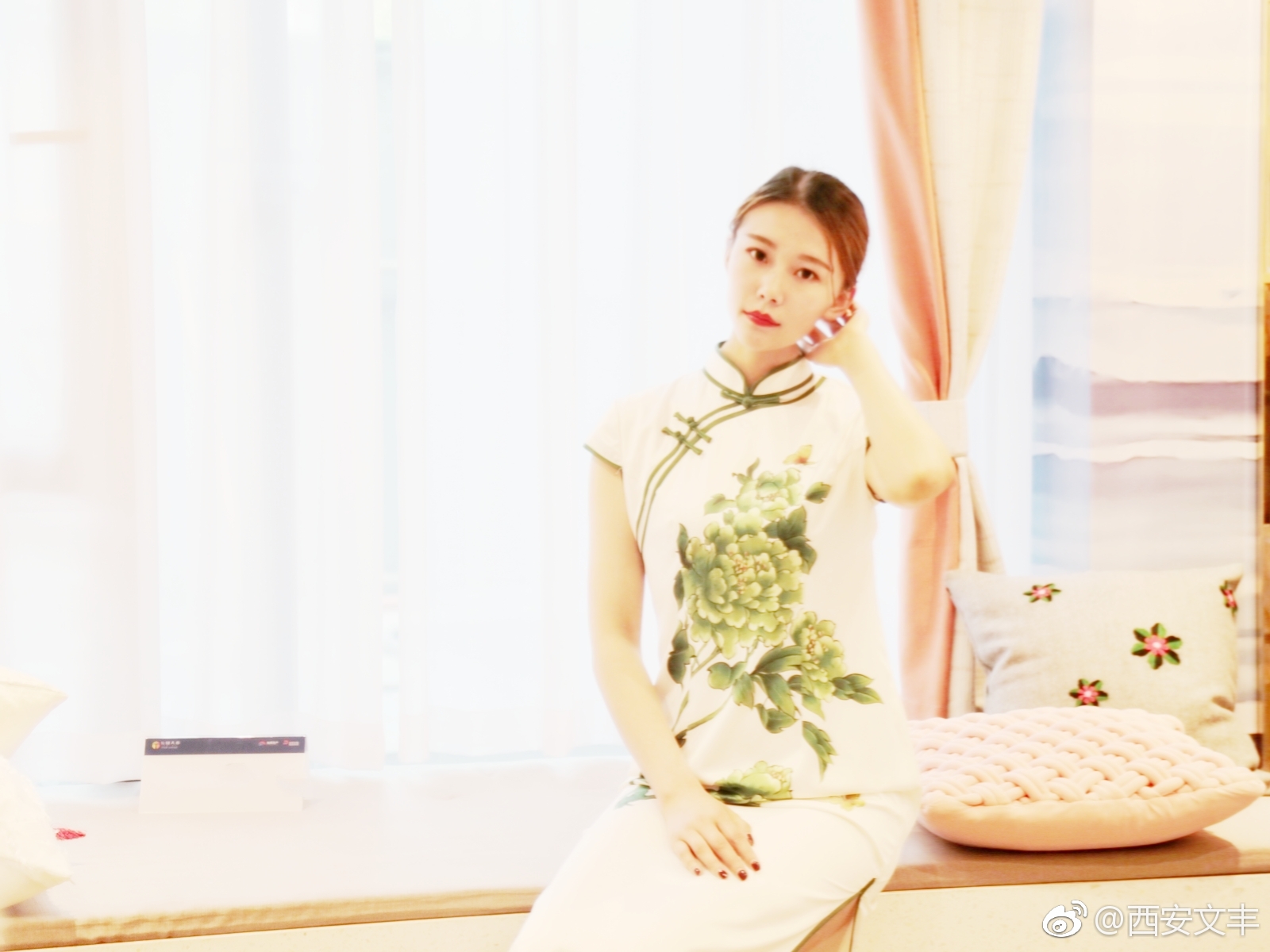 样板间里的旗袍美女