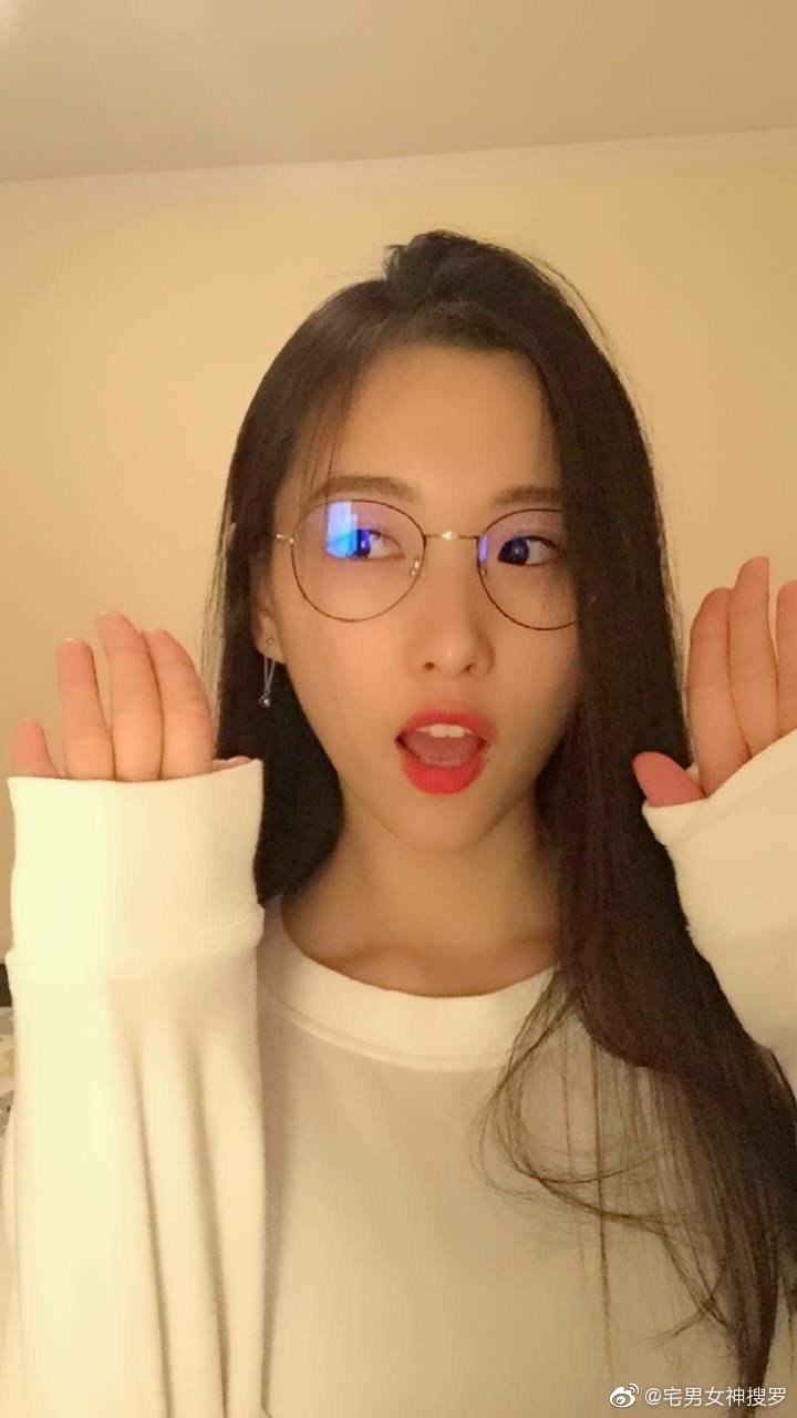 戴眼镜的美女 即萌又可爱