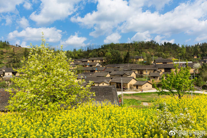 凉灯村位于湖南省凤凰县山江镇,这里风光秀美.