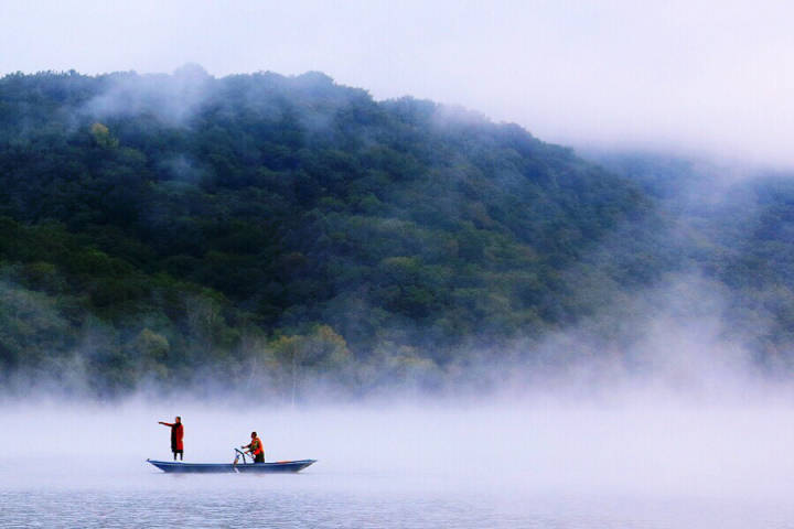 一叶孤舟画中游,风光四季各不同.