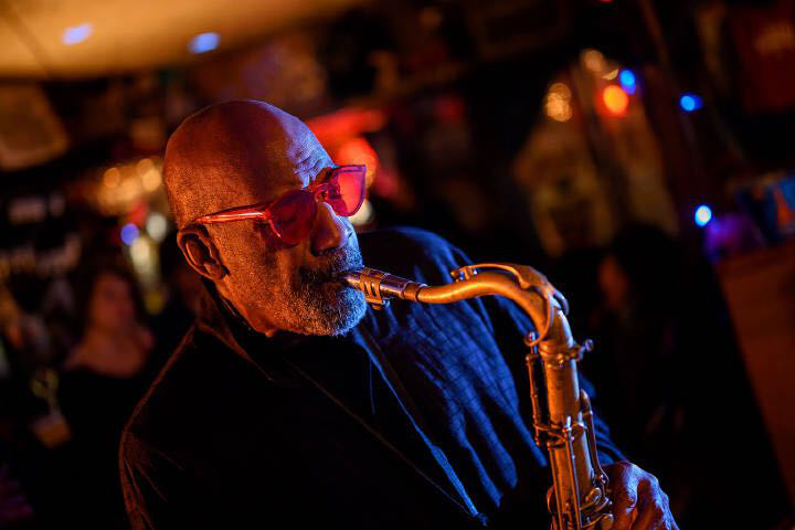 纽约街头吹萨克斯的老人