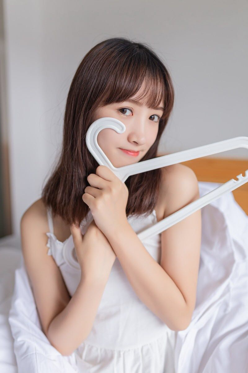 元气美少女洁白长裙露齿甜笑搞怪卖萌床上写真