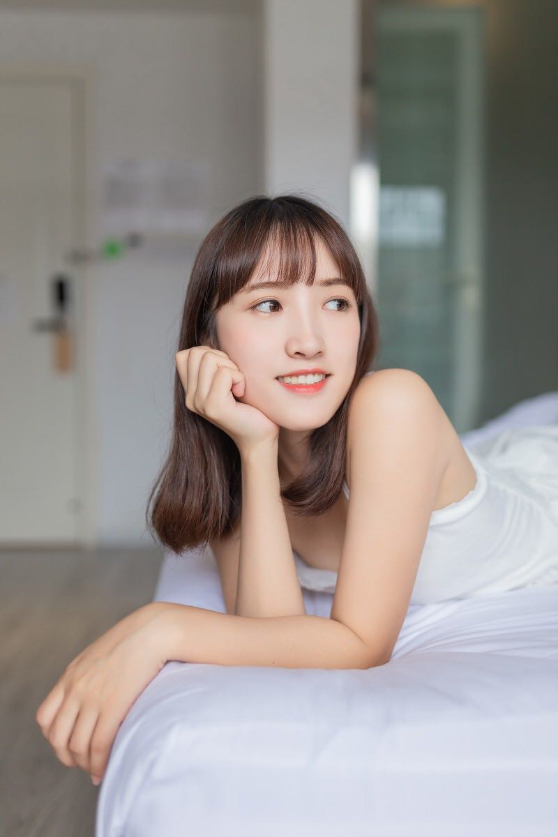 元气美少女洁白长裙露齿甜笑搞怪卖萌床上写真