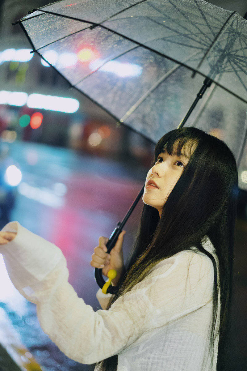 下雨天的美女,雨中的感觉朦朦胧胧的很漂亮.