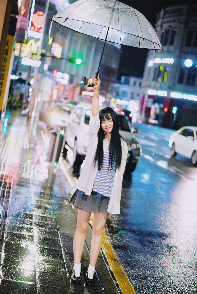 下雨天的美女,雨中的感觉朦朦胧胧的很漂亮.