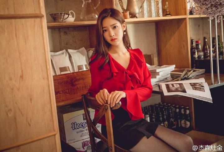 时尚靓丽的美女,红色的衣服很搭.