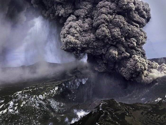 壮观的冰岛火山喷发