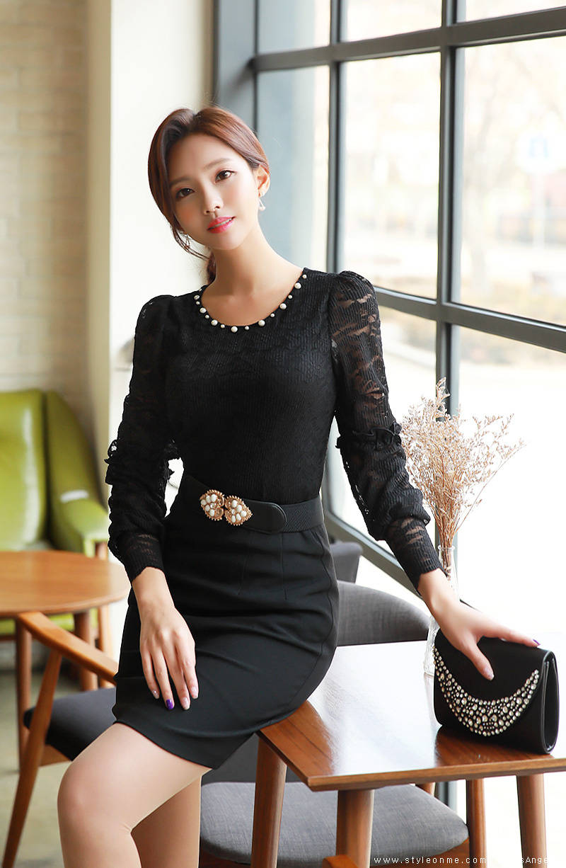 黑色的裙子,将美女的完美气质尽显.