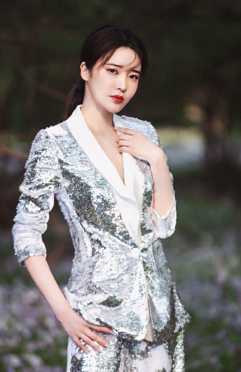 张璇性感十足,美丽又知性!