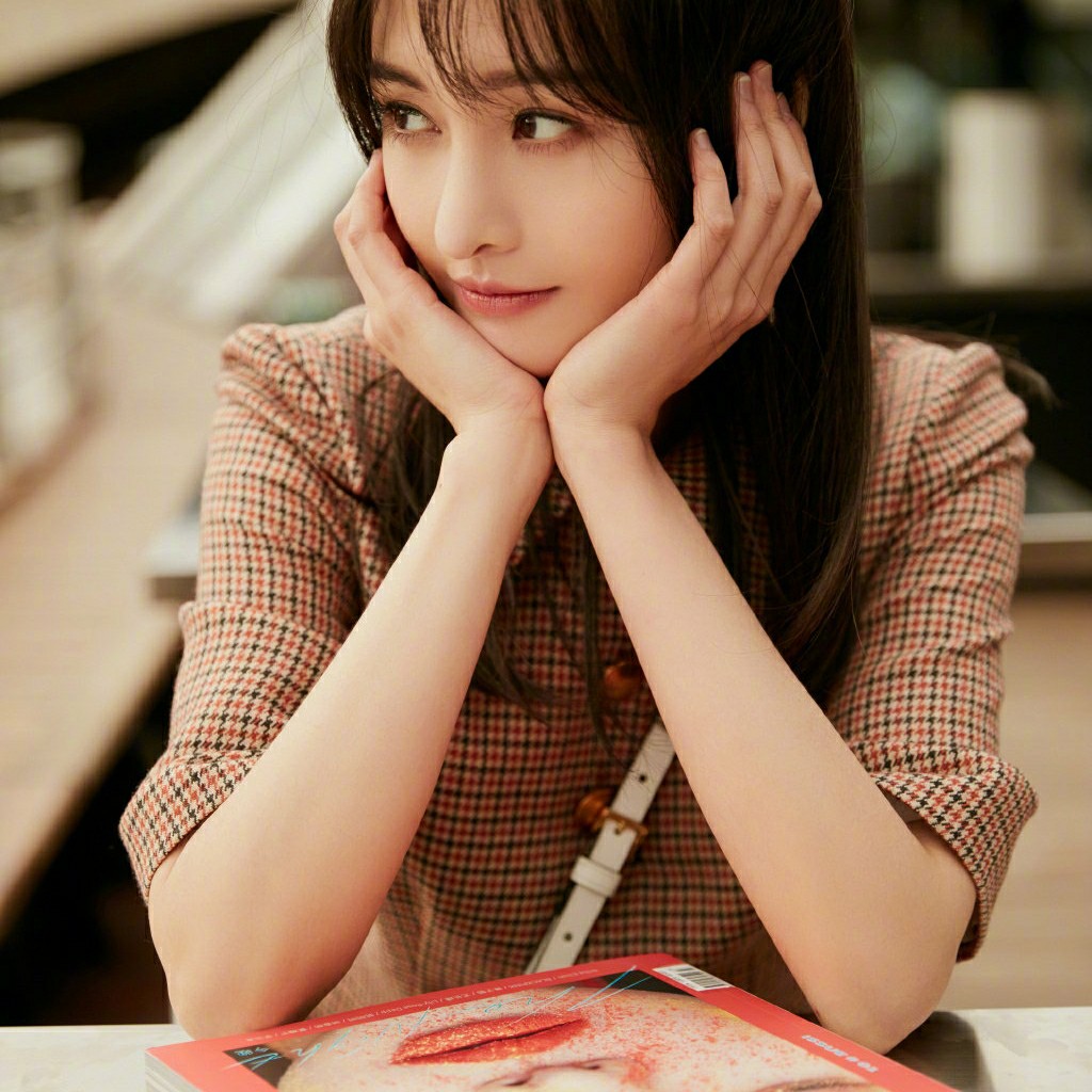 郑爽巴黎街拍美照,一头长发少女感十足