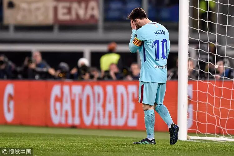 梅西告别欧冠!凄凉背影让人心疼!