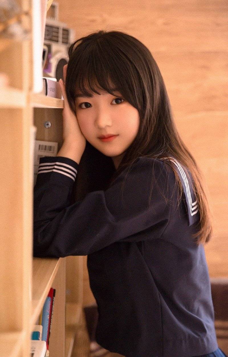 穿水手服的长发萝莉妹纸萌萌的好清新