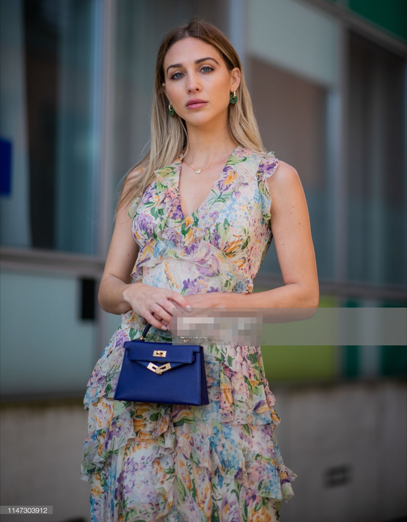 格策妻子安娜现身德国时装之都眼神深邃魅力十足