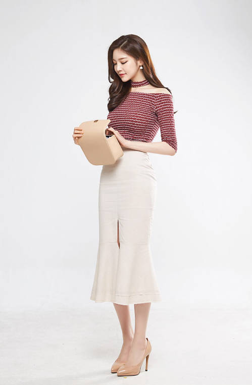 女生身材高挑了穿衣服就是好看,女人味十足。