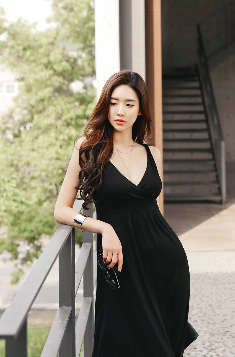 性感黑色深v长裙街拍美女模特写真|深v|街拍|写真_新浪新闻