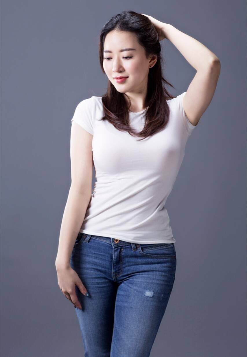 身材刚刚好的美女,穿牛仔裤真的很显身材.