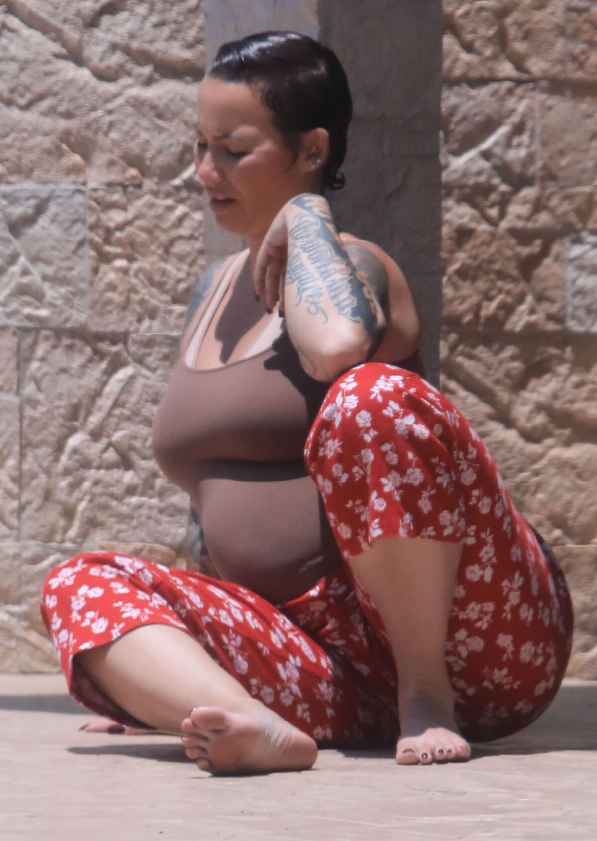 哈登前女友罗斯光着脚街头闲坐,身着大花裤,着装甚是抢眼