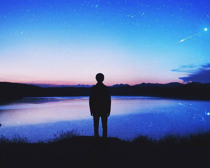 在空旷的自然中我感受到了孤独.