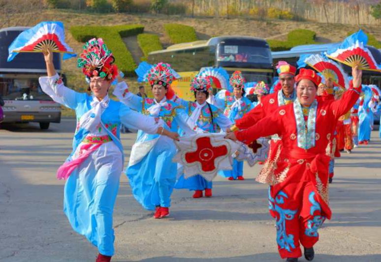 500人正宗东北大秧歌队在威海仙姑顶山门前汇演|威海仙姑顶|秧歌队|汇演_新浪新闻