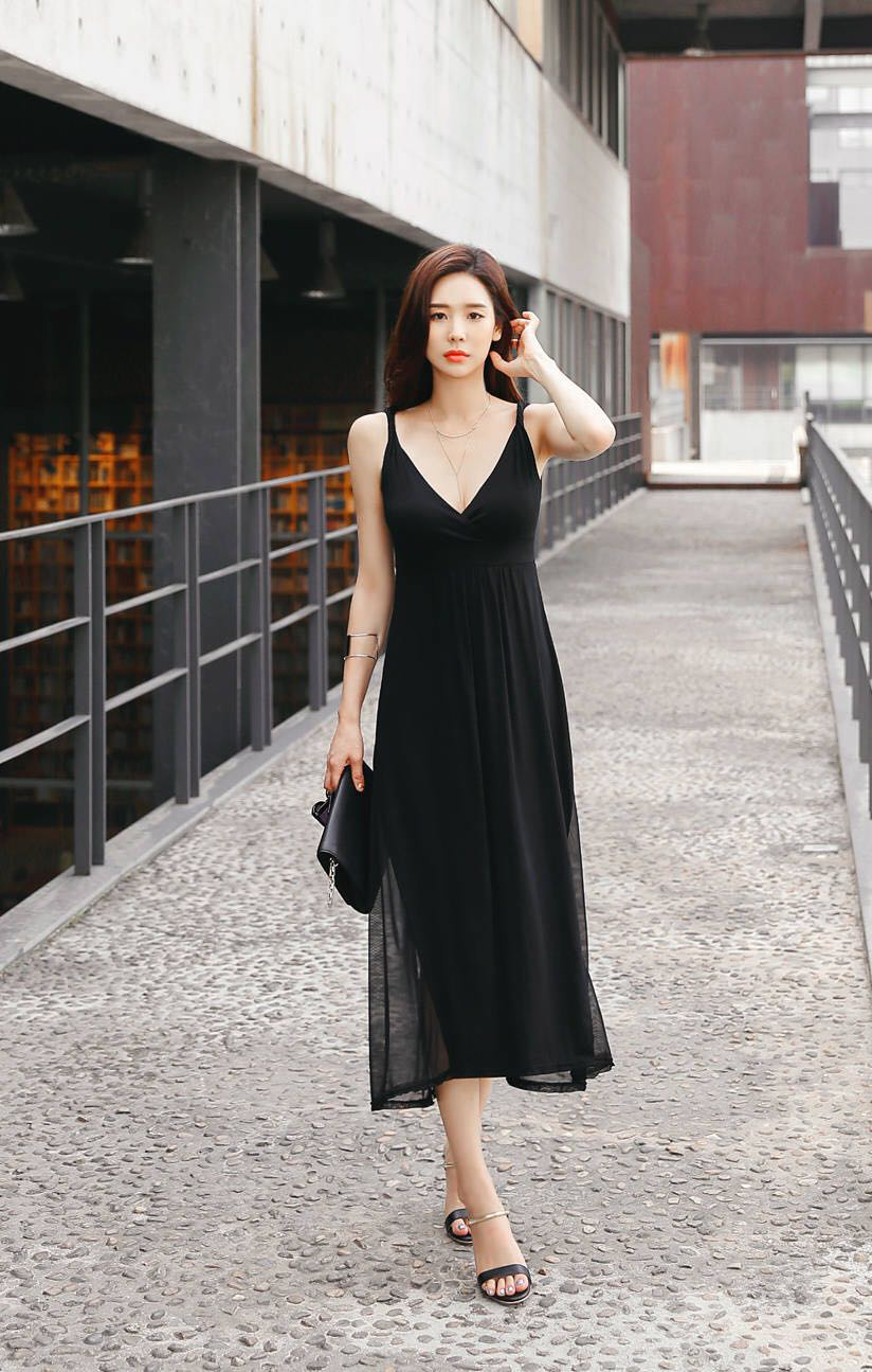 性感黑色深v长裙街拍美女模特写真