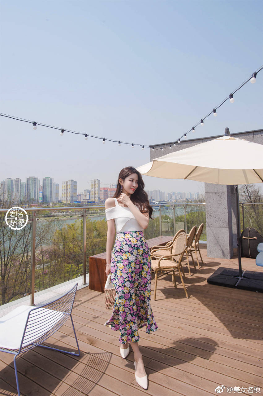 腼腆笑容的娇艳美女，笑容很美哦。