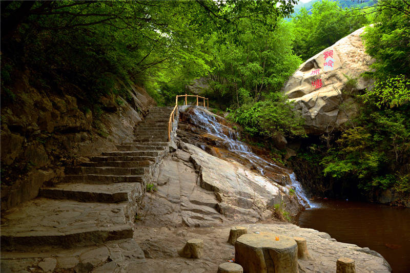 河北石家庄市平山县黑山大峡谷景区!