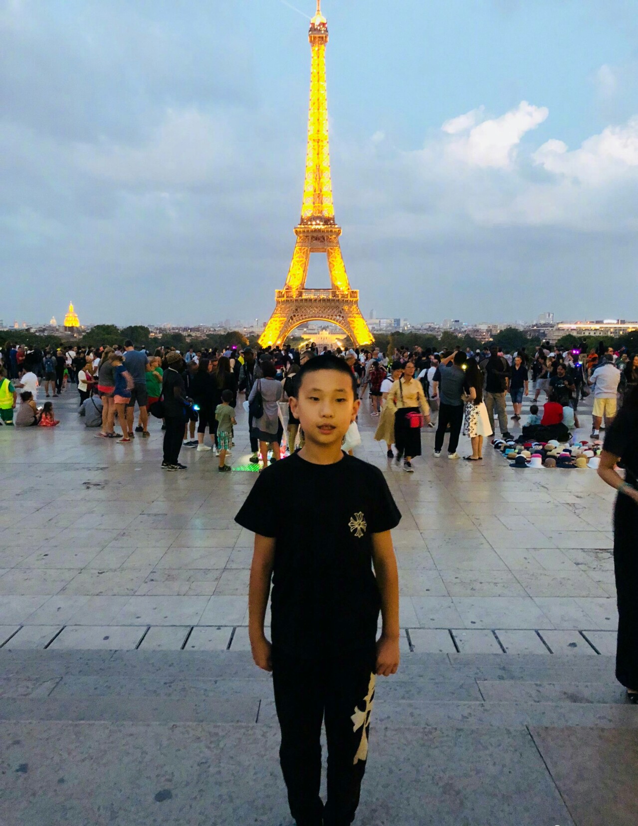 林永健一家三口巴黎游玩,林大竣长高了!_新浪看点