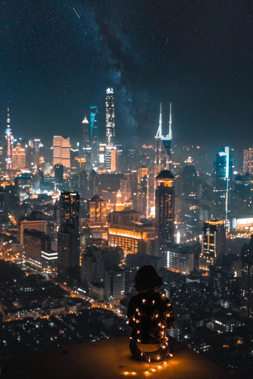 繁华的城市既熟悉又陌生留下这带不走的孤独