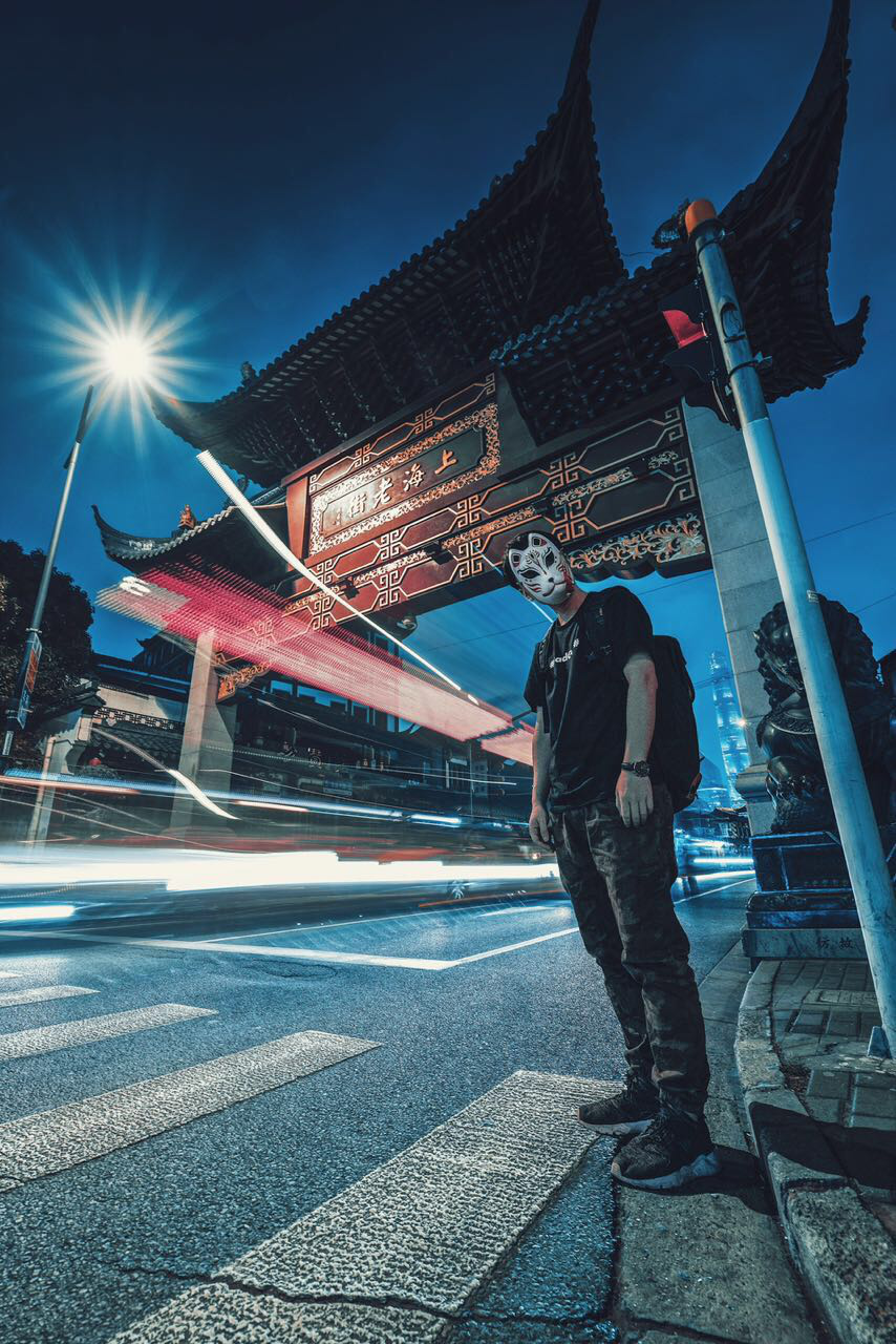 繁华的城市既熟悉又陌生留下这带不走的孤独