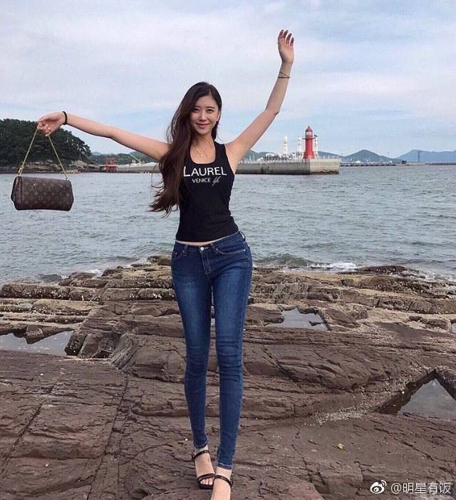 美女这高挑的身材,腿真的太长了.