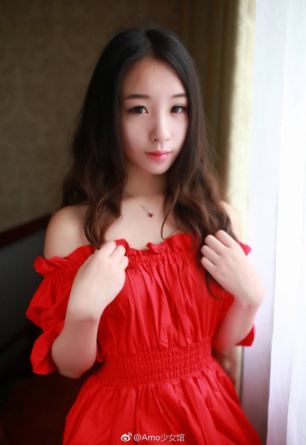 身穿红色裙子的美女,有一点妩媚,一点伤.