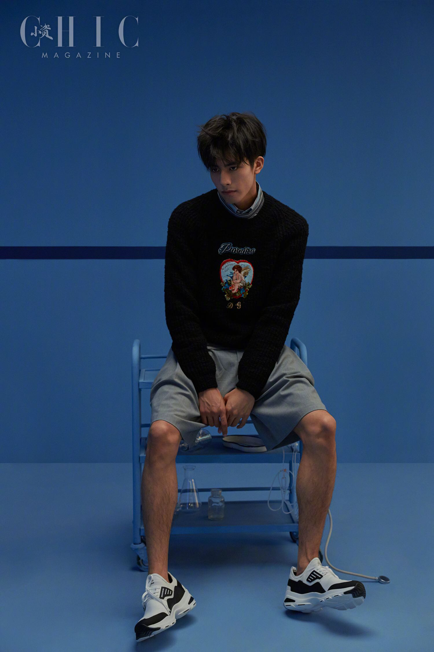 宋威龙最新杂志封面曝光 幽蓝光影下的俊朗少年