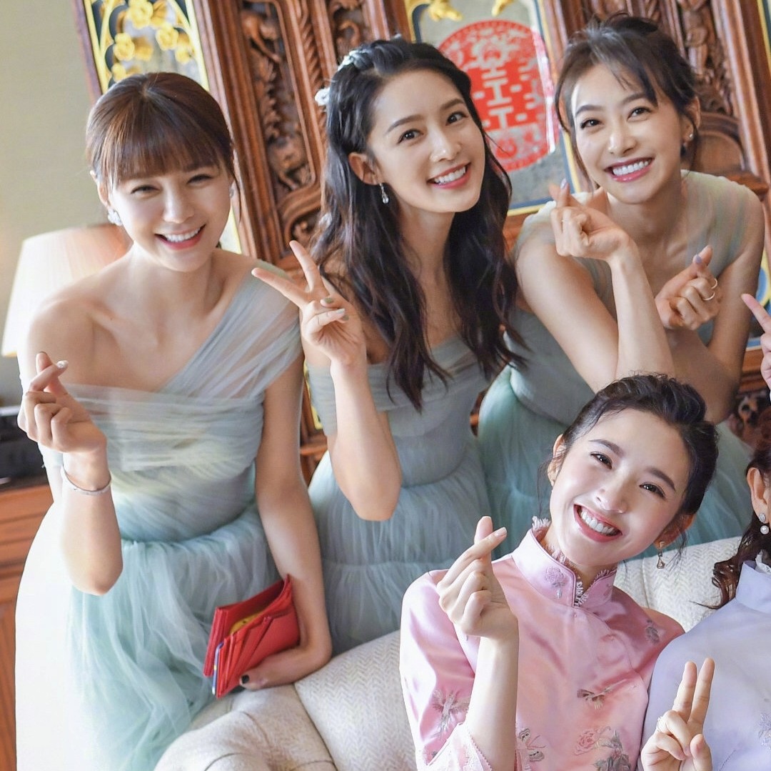 张若昀唐艺昕婚礼现场伴娘伴郎摆心造型浪漫而温馨