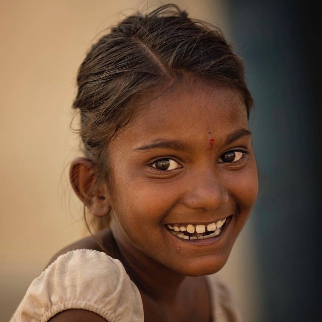 用镜头记录印度小孩的微笑.