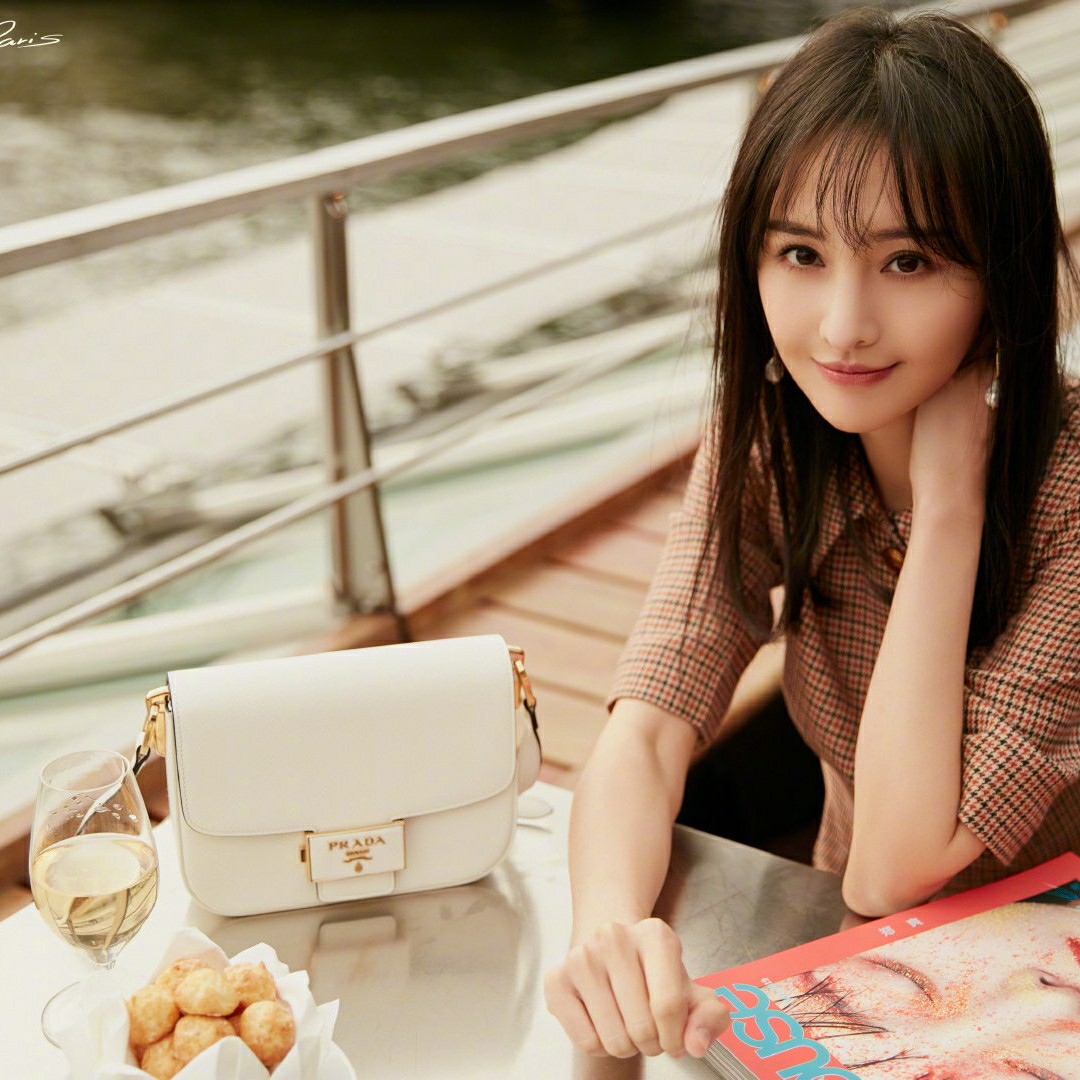 郑爽巴黎街拍美照,一头长发少女感十足