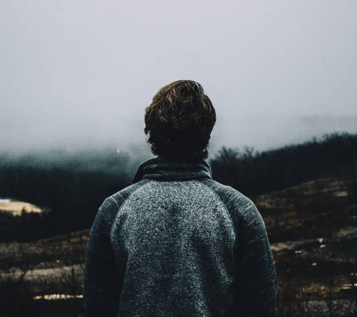 在空旷的自然中我感受到了孤独.