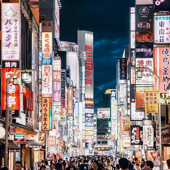 日本的夜晚巷弄街景