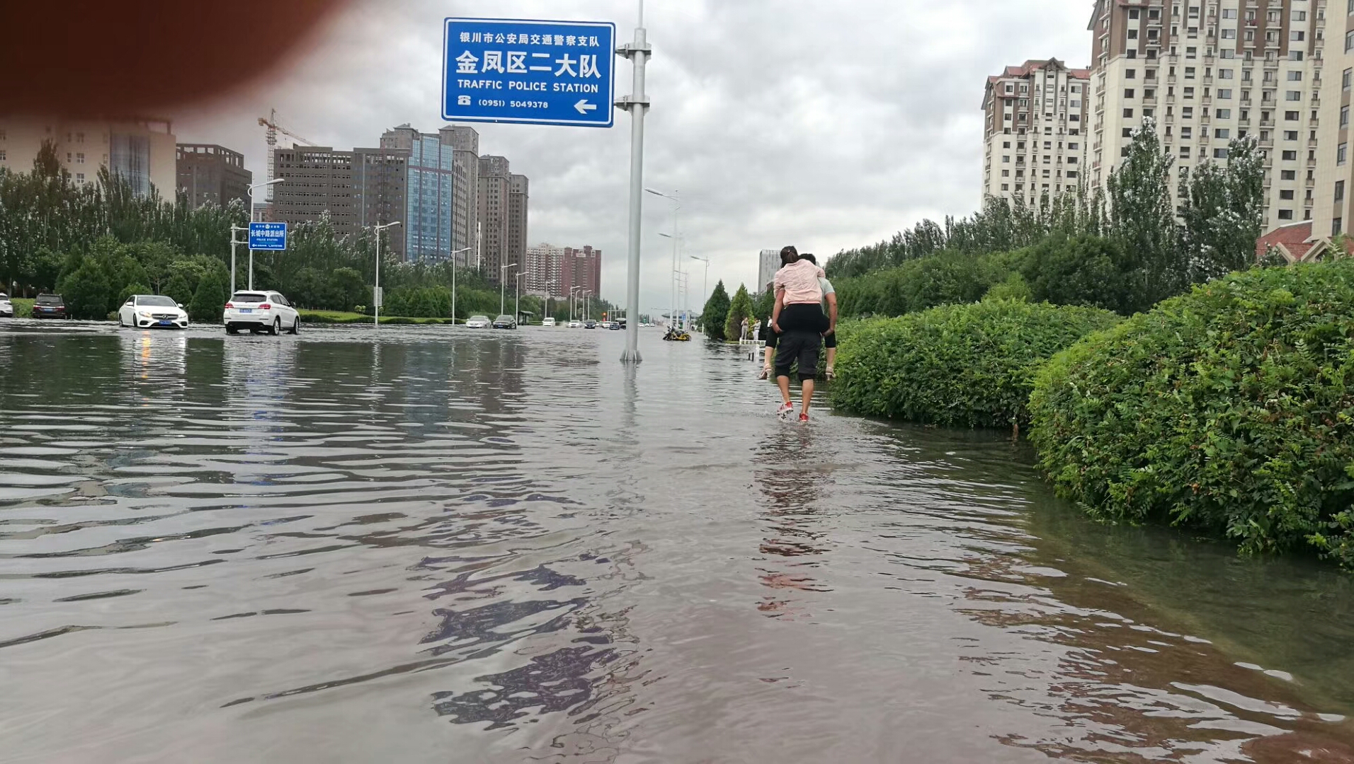 宁夏银川突发大雨,多路段遭水淹,汽车趴窝