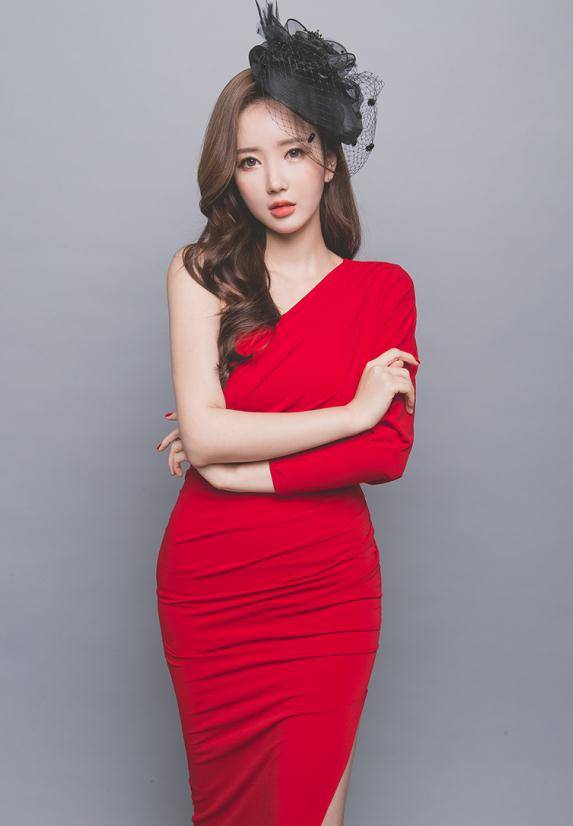 身穿红裙的美女,半露香肩性感十足.