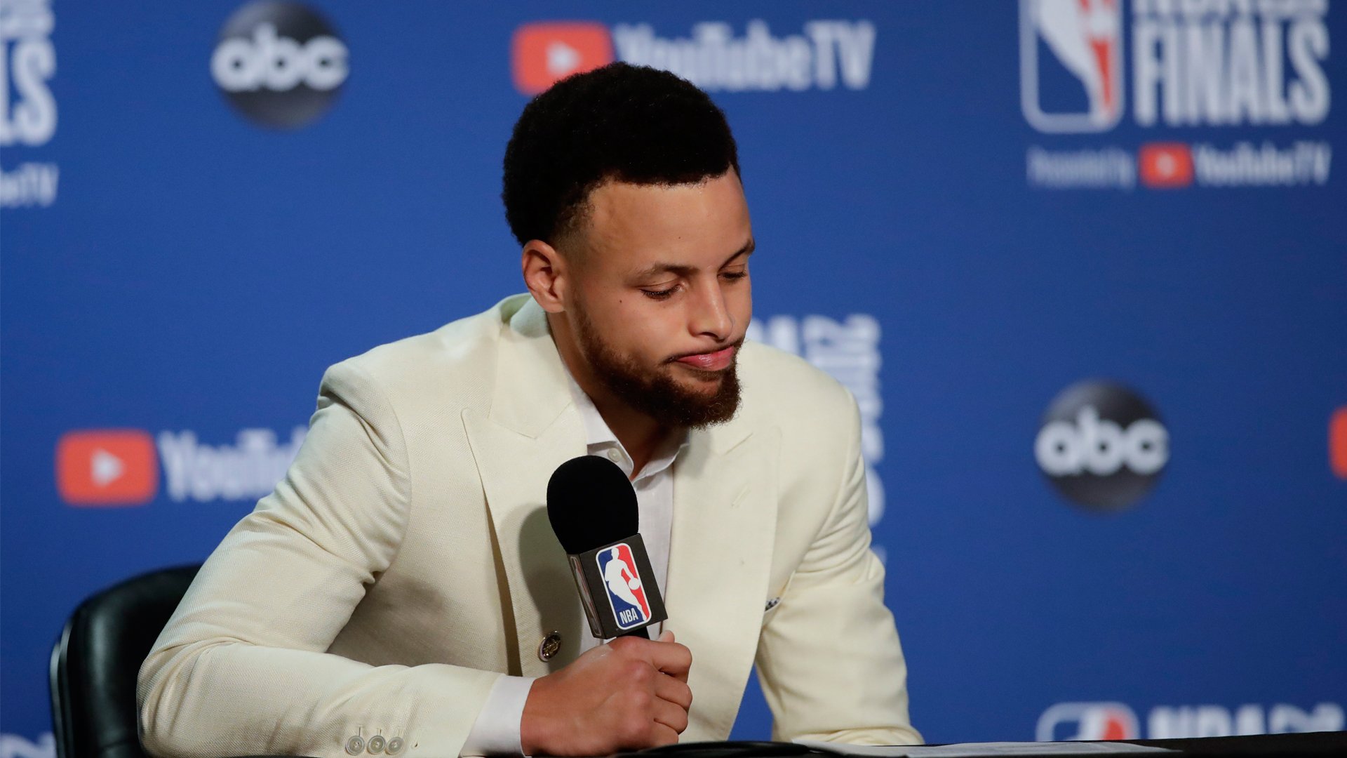 白色西装的库里