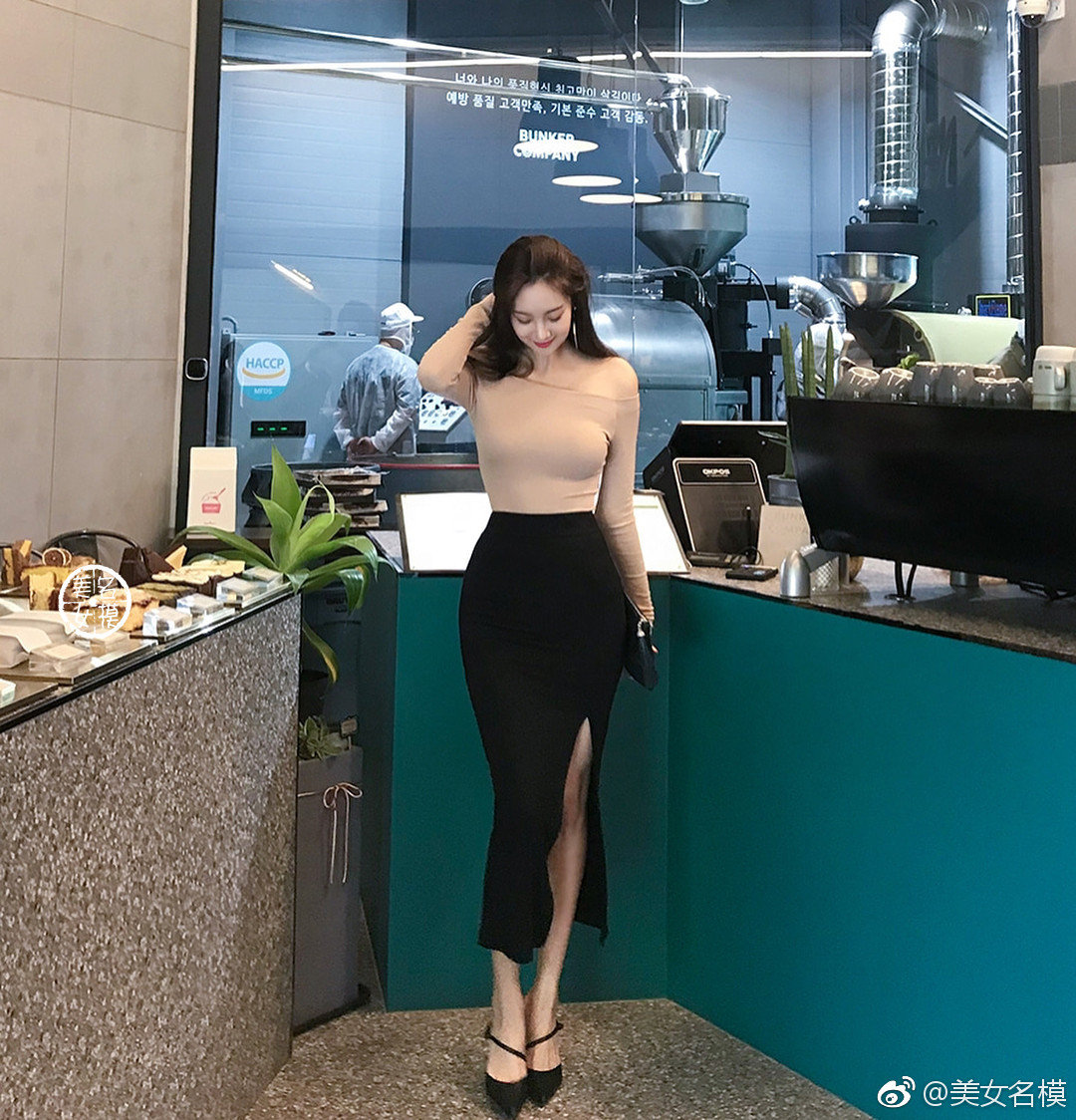 高颜值美女的美丽笑容很亲切动人