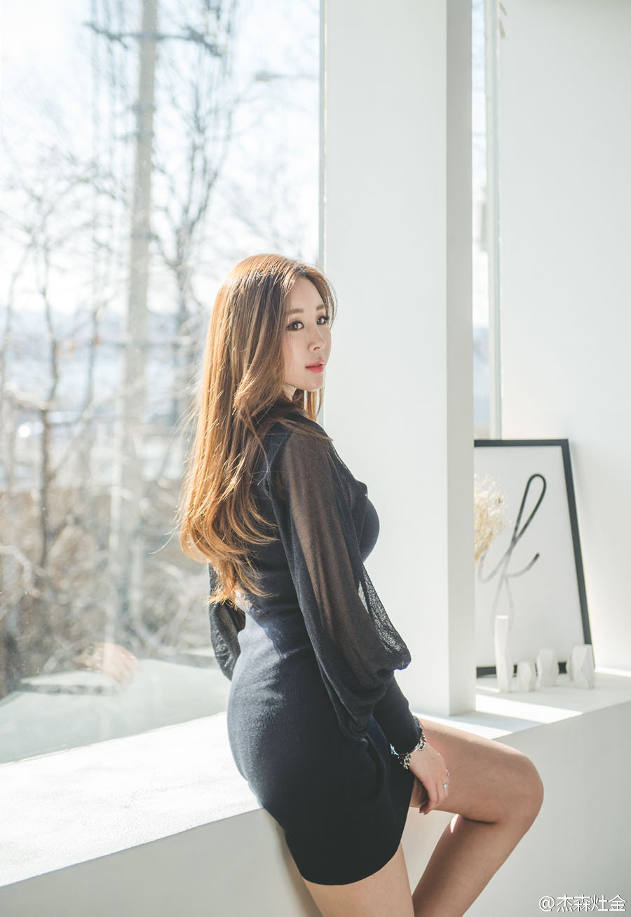 身姿曼妙的魅力女生,在阳光下特别迷人.
