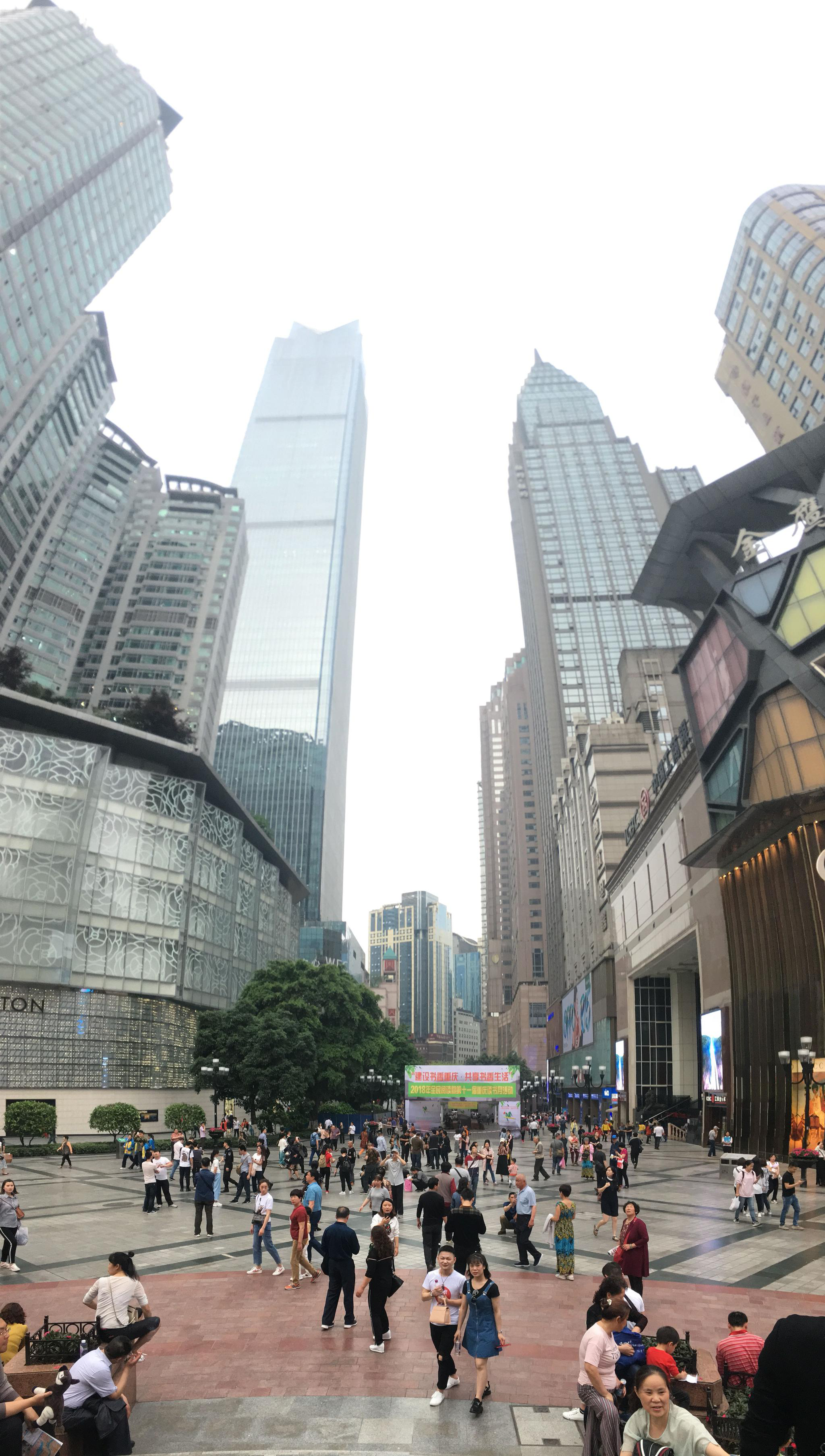实拍重庆解放碑中外游客拍照圣地 主城区标杆景点