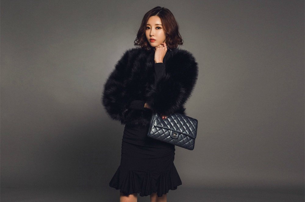 散发出贵妇气质的美女,女人味十足.