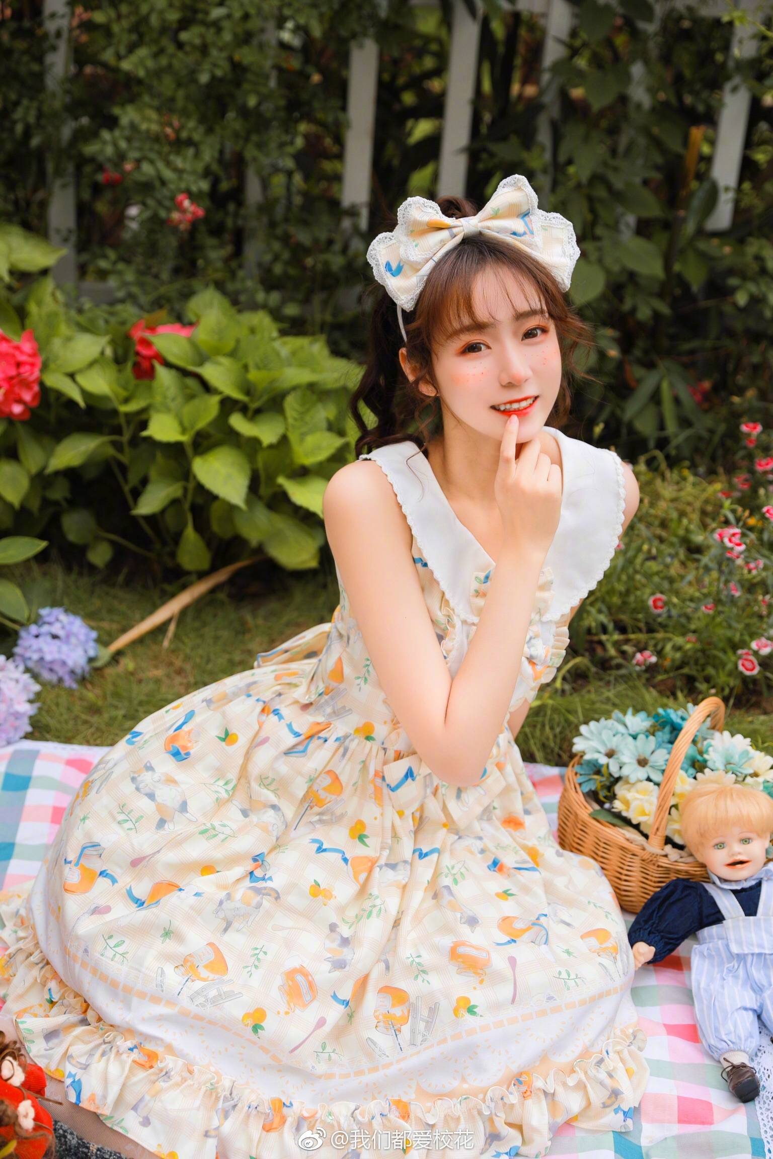 洛丽塔风的小姐姐,风格也不错.