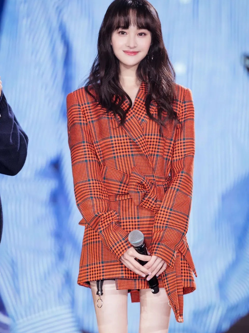 郑爽出席活动美出新高度,一双大长腿十分抢镜