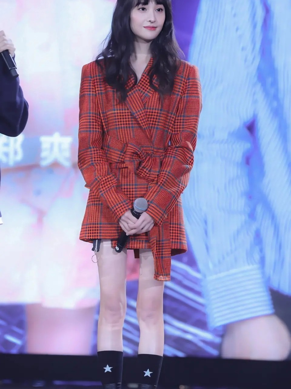 郑爽出席活动美出新高度,一双大长腿十分抢镜