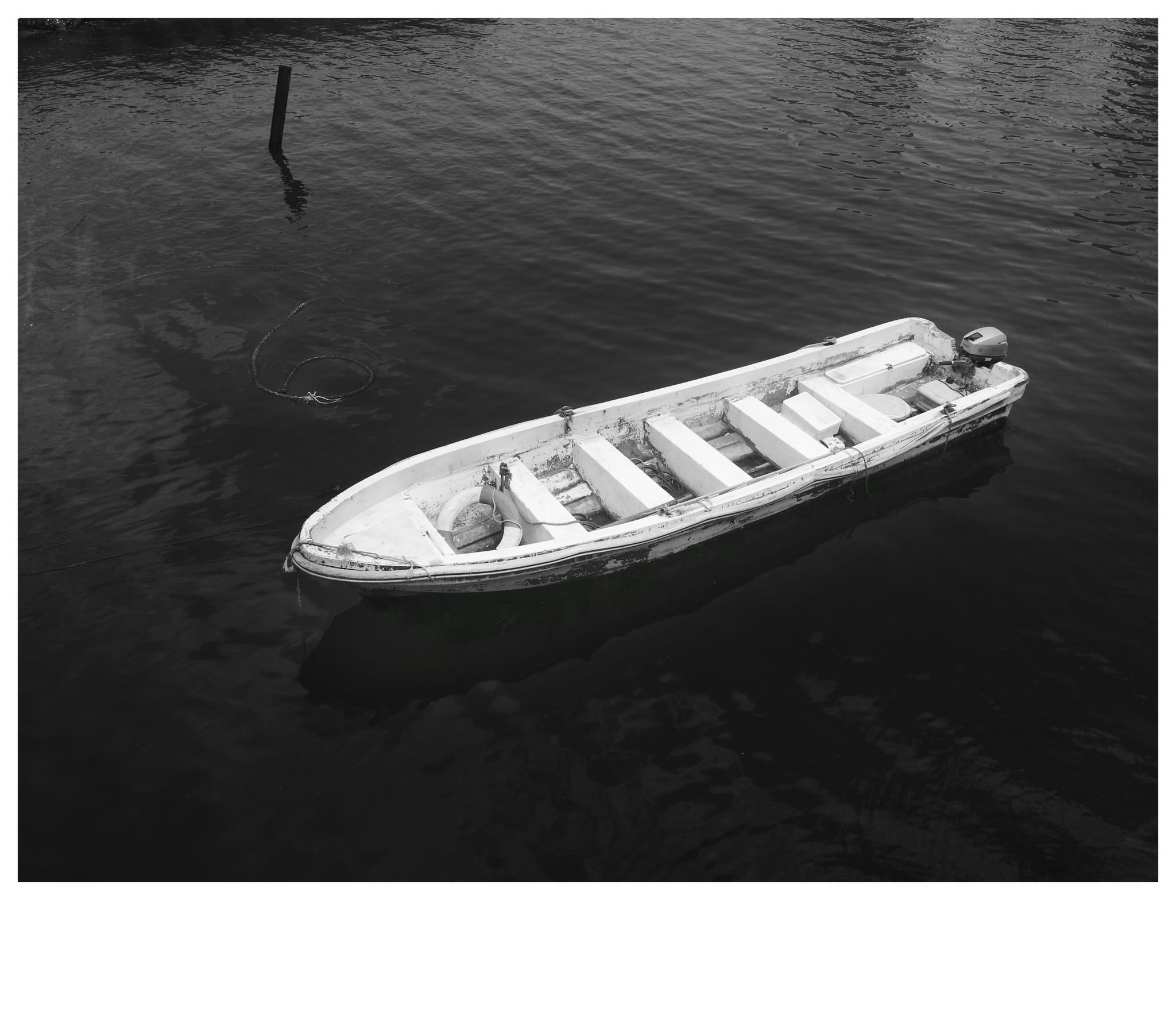 手机黑白摄影日记 —— 岸边的一只船